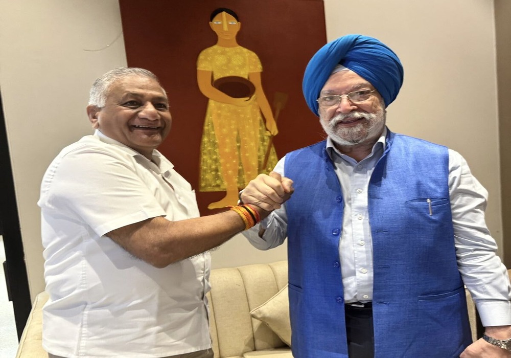 Greeted my friend & colleague Gen VKSingh Ji with a traditional arm wrestling grip at Delhi Airport today! On my way to Ferozepur in Punjab to participate in the nomination process of senior BJP leader Sardar Irana Sodhi Ji