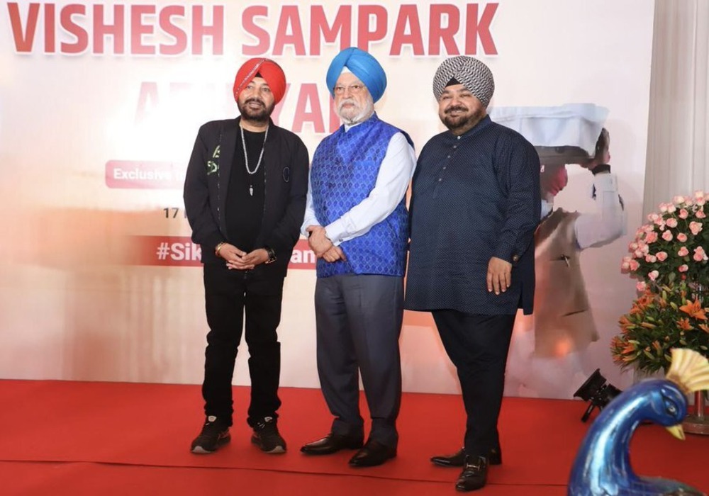 With the two Stalwarts!  Delighted to welcome the king of melody Sardar Daler Mehndi Ji & India‘s celebrated fashion icon Sardar JJ Valaya Ji at a Vishesh Sampark Abhiyan interaction at my residence today.