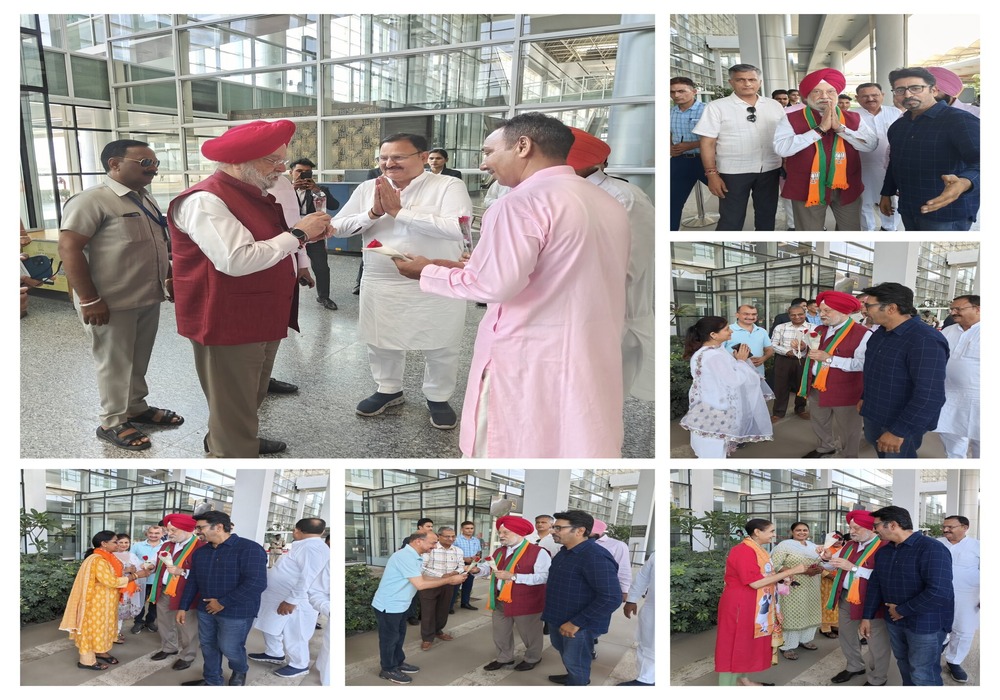 Warmly received by office bearers and dedicated Karyakartas of BJP4Chandigarh at Shaheed Bhagat Singh International Airport in Chandigarh today.