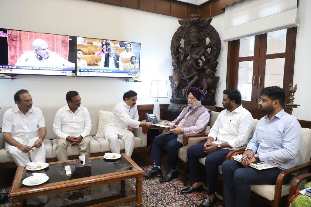 Very happy to meet the Civil Supplies, Food and Consumer Affairs minister of Andhra Pradesh Sh Manohar Nadendla Garu & Eluru Parliamentarian Sh Putta Mahesh Kumar Garu in my office Yesterday.